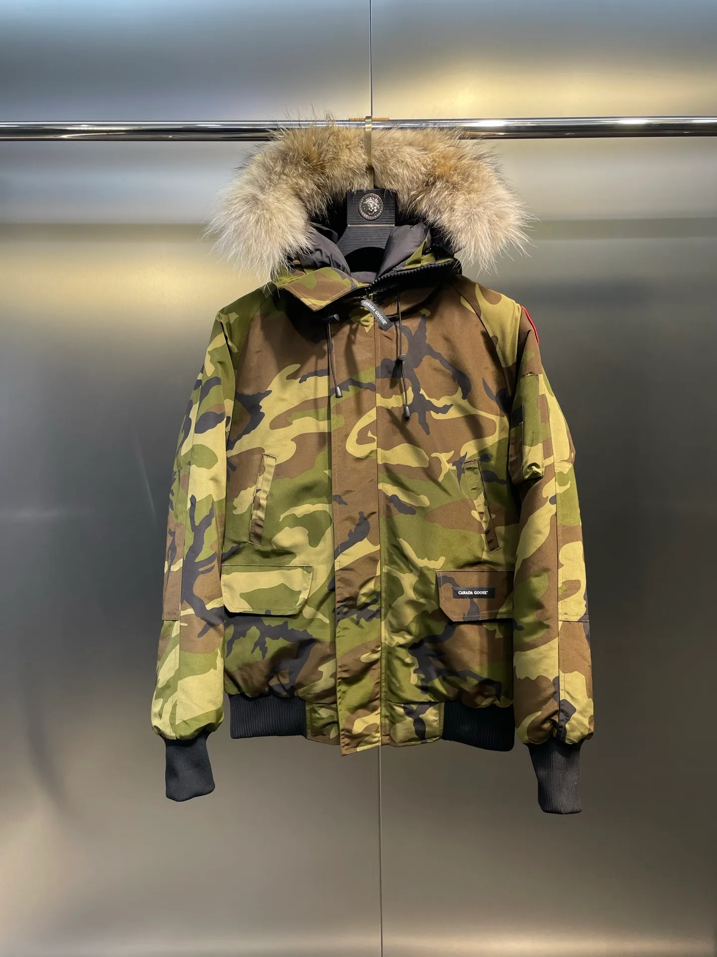 P780 high-end version Canada Goose Canada Goose #Chilliwack 7999M bomber jacket short down jacket/01 model #Men and Women Same Style# ➖ Genuine synchronous anti-counterfeiting chip sensor! ➖ Imported 21S polyester-cotton blended original fabric [last year’s 16S/18S hard fabrics have been completely eliminated, this year all use 21S genuine synchronous fabrics, the soft mid-strap feels delicate and textured], genuine synchronous Feather-Light 10D waterproof coating fabric, made of 84.5 polyester fiber and 15.5 cotton, 100% the best feel in the entire network! ➖ The genuine official website is synchronized with the national standard 80 white duck down, you can check the official website customer service, there will never be a series of misleading claims such as 90 down or goose down! ➖ Using the best nylon lining with double double-layer sealing design, velvet-proof No. 7 needle + grid-filled down ready-made garments, there is 100% no so-called velvet running! ➖ The cuffs are designed with thickened seamless threads, and the collar and pockets are lined with top-quality polar fleece to keep you warm and comfortable! ➖ Yoshida YKK provides original custom-made electroplated sliders. YKK two-way lockable zippers are tight and smooth and will not peel off paint! ➖ 3M composite guarantees that the Velcro is the same as the original, durable, and all accessories and hardware are custom-made! ➖ Imported BEHRINGER embroidery machine to customize the 10,000-needle embroidery logo, 98% of which can be reproduced to restore the original logo. You can check and compare on the official website! ➖ The fur collars are all made of large pieces of Western Canadian blue wolf hide, ensuring that each fur collar is 13-15cm wide!   Size:XS-XXL